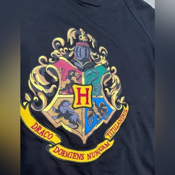 The Wizarding World of Harry Potter Hogwarts embordiery sweatshirt sz medium. - Picture 2 of 6